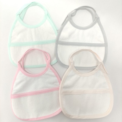 Conjunto de quatro babetes de bebé em tecido branco com contornos coloridos pastel