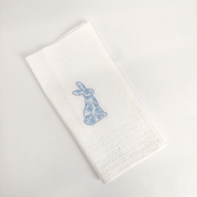 Toalha branca com bordado de coelho azul