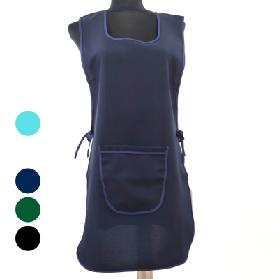 Avental azul escuro com bolso e detalhes azul claro num manequim preto