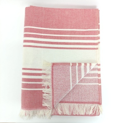 manta ou toalha riscada rosa e branca com franjas