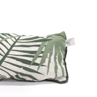 Almofada verde e branca com padrão de folhas tropicais