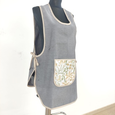 Avental cinzento com bolso floral em manequim preto