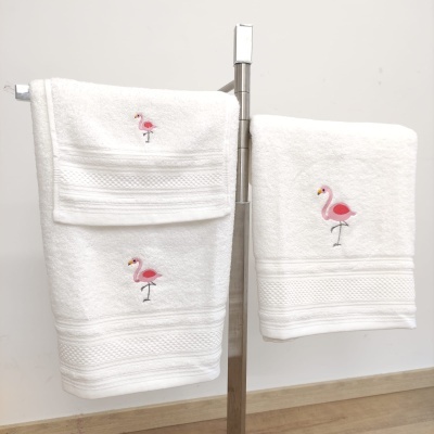 Conjunto de toalhas brancas com flamingo bordado em suporte metálico