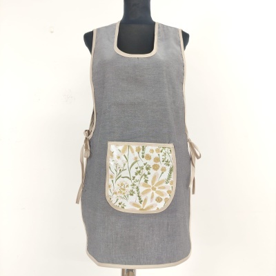 Avental cinza escuro com bolso estampado floral em manequim