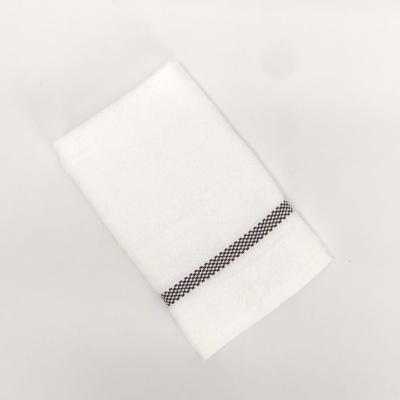 Toalha branca com faixa quadriculada preta e branca