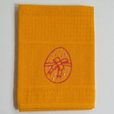 Toalha de cozinha amarela com bordado de ovo cor de rosa