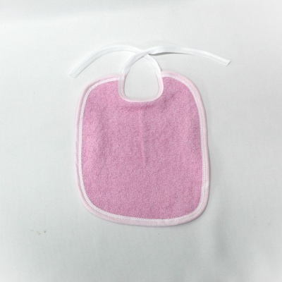 Babete infantil rosa com acabamento branco