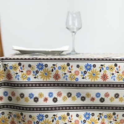 Toalha de mesa floral colorida com copo de vidro e prato