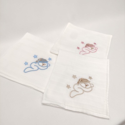 Três fraldas brancas para bebé com bordados de anjos e estrelas coloridas
