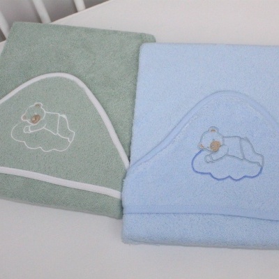 Toalhões de banho para bebé em verde e azul com bordados de ursinho na nuvem