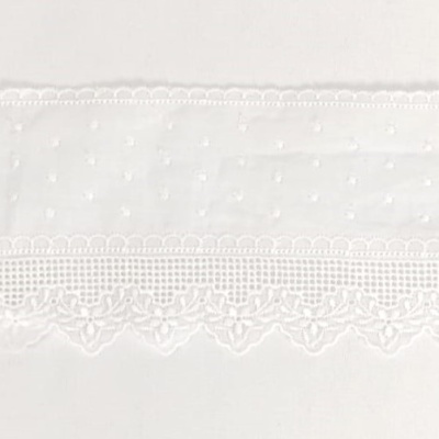 Tecido branco com renda e padrão de pequenos pontos