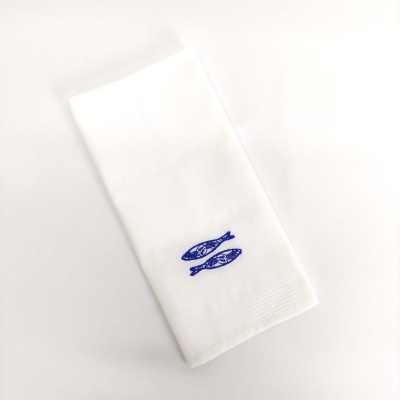 Guardanapo branco com bordado azul de peixes