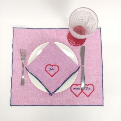 Conjunto de louça rosa com detalhes bordados e talheres