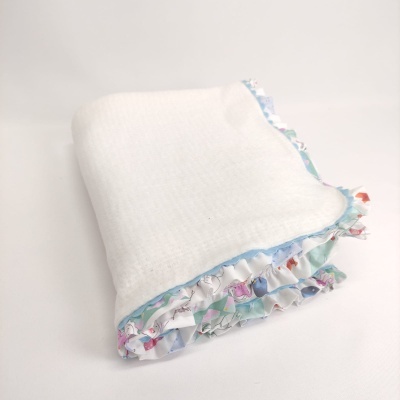 toalha branca com bordas florais coloridas
