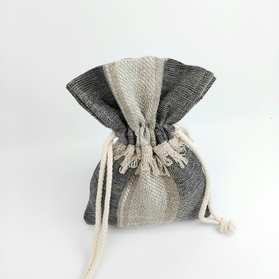 saco pequeno de tecido listrado com cordão de algodão cru