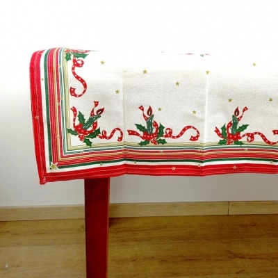 Toalha de mesa natalícia branca com velas e fitas vermelhas e verdes