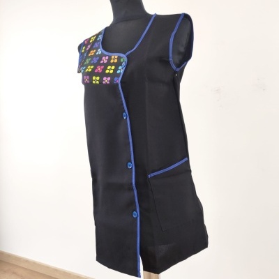 Vestido ou túnica preta com detalhes coloridos e acabamento azul