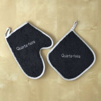 Par de acessórios de cozinha cinza escuro com palavra 'Quarta-feira' bordada.