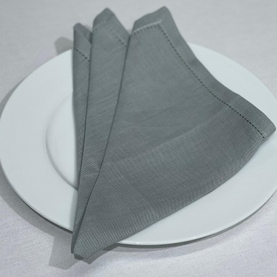 Guardanapo cinzento em prato branco