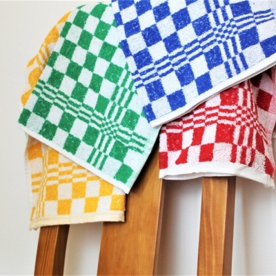 Toalhas de cozinha xadrez coloridas penduradas num cabide