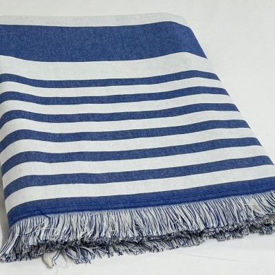 Toalha ou manta azul e branca com riscas e franjas