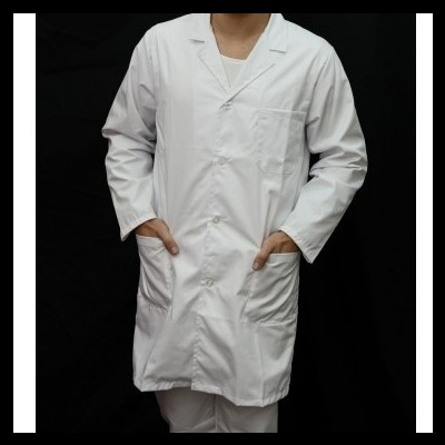 Bata branca comprida com botões e bolsos