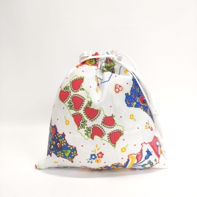 Saco de tecido branco com padrão colorido e cordão branco