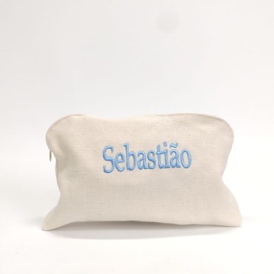 Necessaire branca de tecido com o nome Sebastião bordado a azul