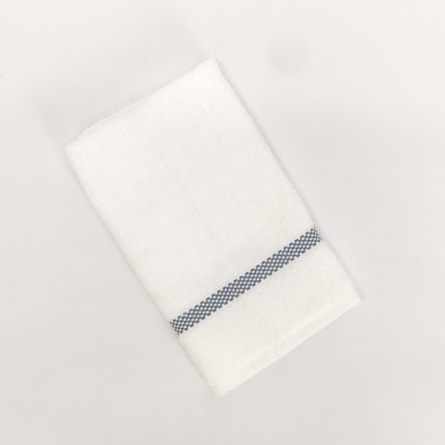 Toalha branca com faixa azul decorativa