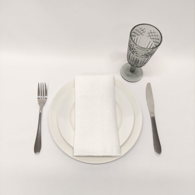 Conjunto de jantar minimalista com prato, talheres, guardanapo e copo cinzento