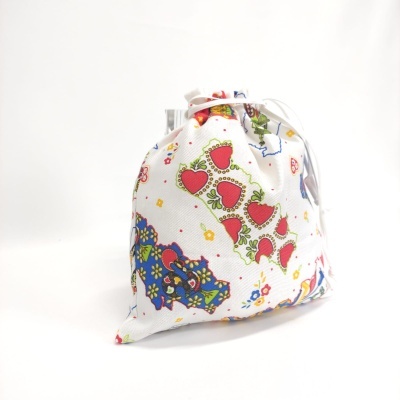 Saco tecido branco com estampa de corações e flores coloridas