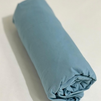 Lençol azul claro enrolado