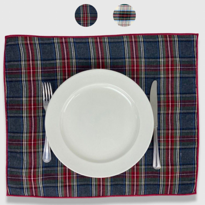 Prato branco com talheres sobre um individual xadrez azul, vermelho, branco e cinza