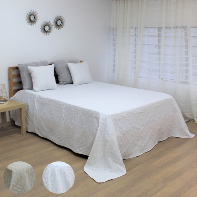 colcha branca com padrão geométrico em cama de quarto moderno