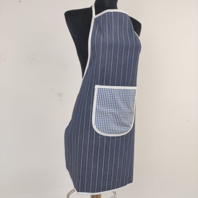 Avental de cozinha azul com riscas brancas e bolso padrão xadrez