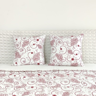 Conjunto de cama branco com padrão de arabescos vermelhos