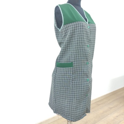 Vestido xadrez preto e branco com detalhes verdes numa manequim