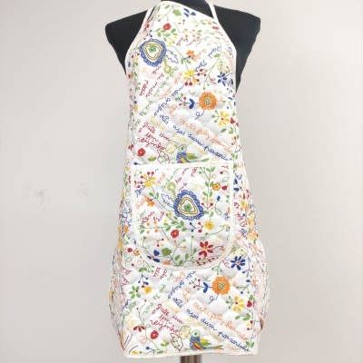 Avental branco com padrão floral colorido e texto bordado