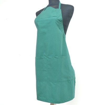 Avental verde em tecido liso num manequim preto