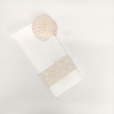 Guardanapo branco com bordado bege e concha natural