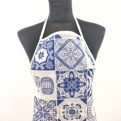 Avental azul e branco com padrão floral e geométrico em manequim preto