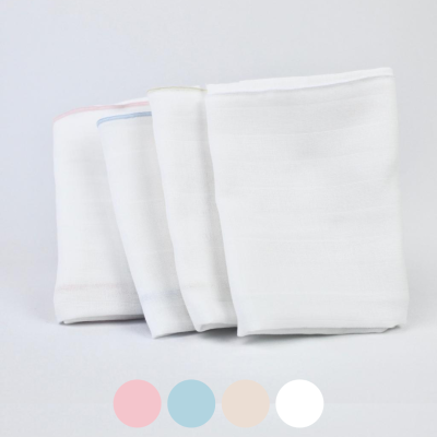 Conjunto de quatro panos de tecido branco com bordas coloridas em rosa, azul, bege e branco.