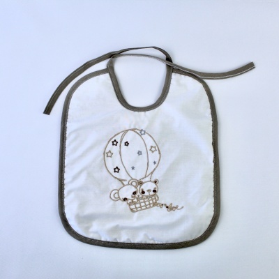 Babete de bebé branco com bordado de balão de ar quente e dois ursos castanhos