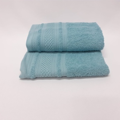 Duas toalhas azuis empilhadas com padrões texturizados