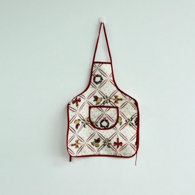 Avental de cozinha branco com padrão natalício quadriculado e bolso central pendurado na parede