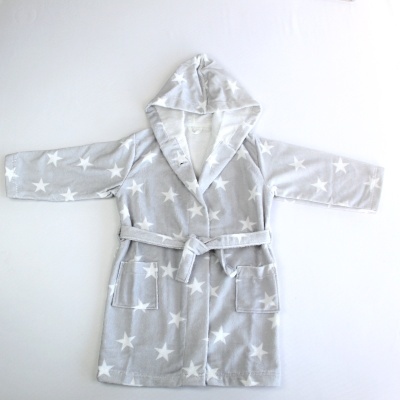 Robe de criança cinzento claro com estrelas brancas e capuz
