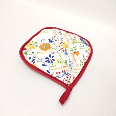 Pegadores de panela quadrados com padrão floral colorido e texto em português