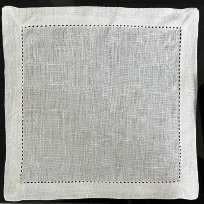 Guardanapo branco quadrado de linho com borda perfurada