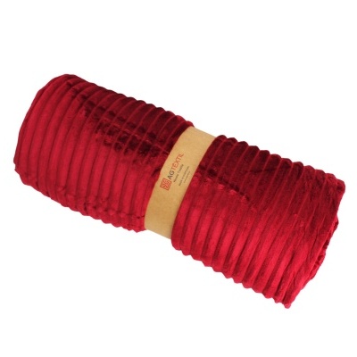 Manta vermelha enrolada com textura acolchoada e faixa de papel castanha