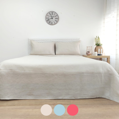 Quarto minimalista com cama de casal e decoração simples e clara